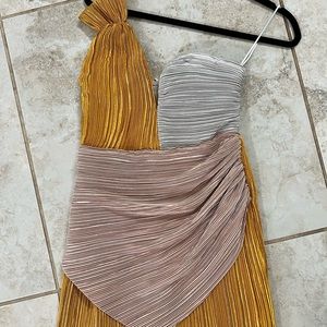 Excellent condition with tags attached
Size 2
Smoke free
Retail $420 (see tag)